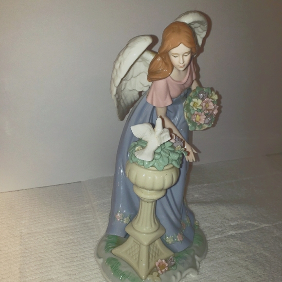 12" Porcelain Angel Hand-painted 2006 Holiday Collection Members Mark - Picture 2 of 13